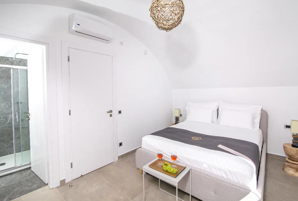 SUITE DELUXE WITH JACUZZI Room, Aegean Melody Suites, Santorini
