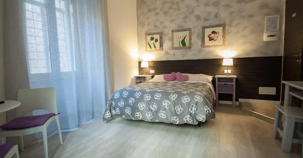 Room, Home Gallery 101, Naples