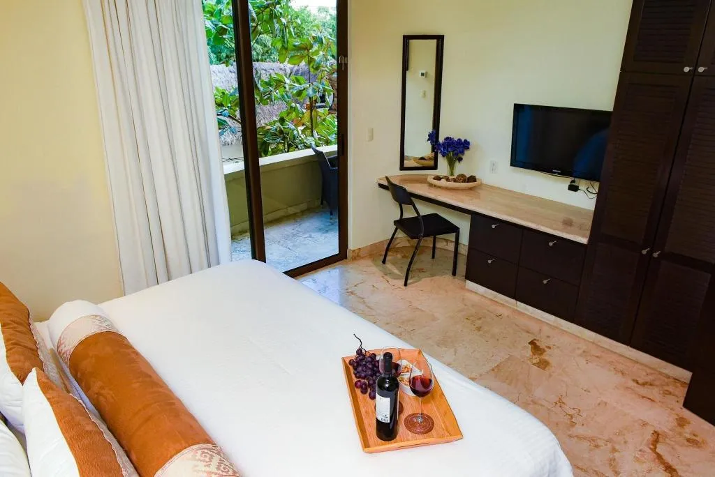 DOUBLE DELUXE KING BED Room, El Taj Ocean Front and Beachside Condo Hotel, Playa Del Carmen