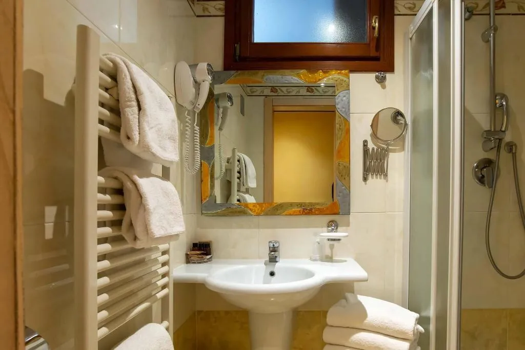 TRIPLE TWO BEDS Room, Alba Palace, Florence