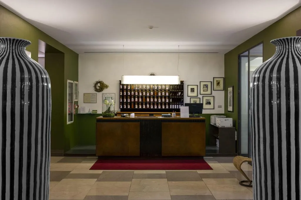 Lobby, Colombia, Milan