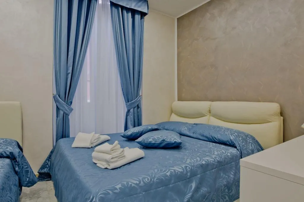 Room, Oscar 2, Naples