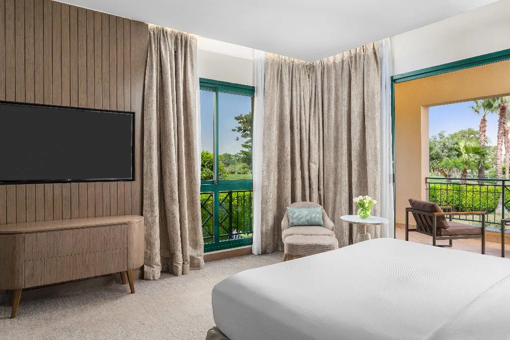 SUITE DELUXE KING BED Room, Hilton Pyramids Golf, Cairo