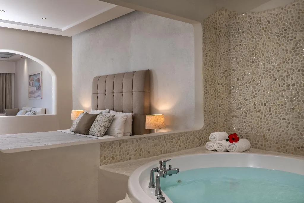 SUITE WITH JACUZZI Room, splendour hotel and suites, Santorini