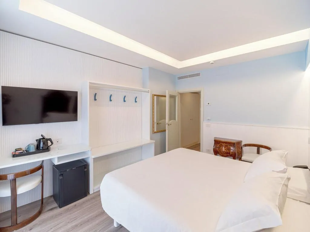DOUBLE CLASSIC QUEEN BED Room, Hotel Cristina, Naples