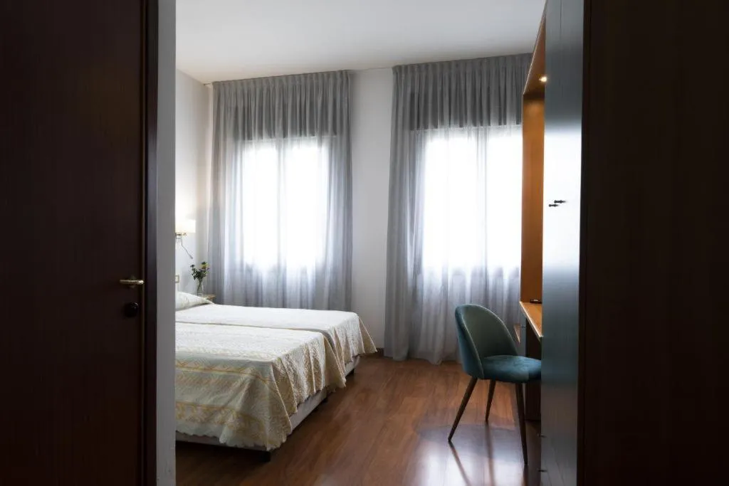 TWIN STANDARD Room, Vienna, Venice