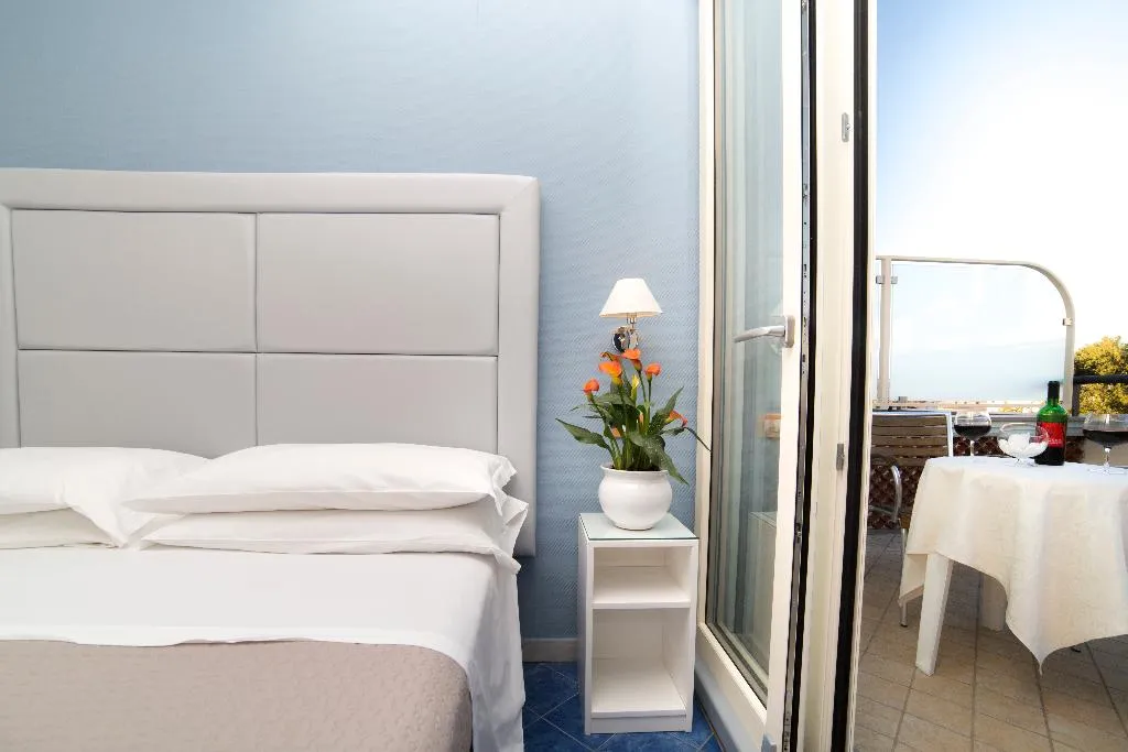 DOUBLE CLASSIC WITH TERRACE Room, Club Sorrento, Naples