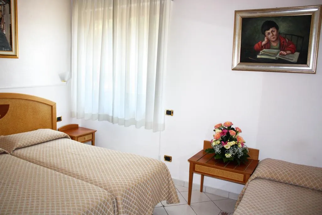 TRIPLE STANDARD Room, Hotel Savoia, Naples