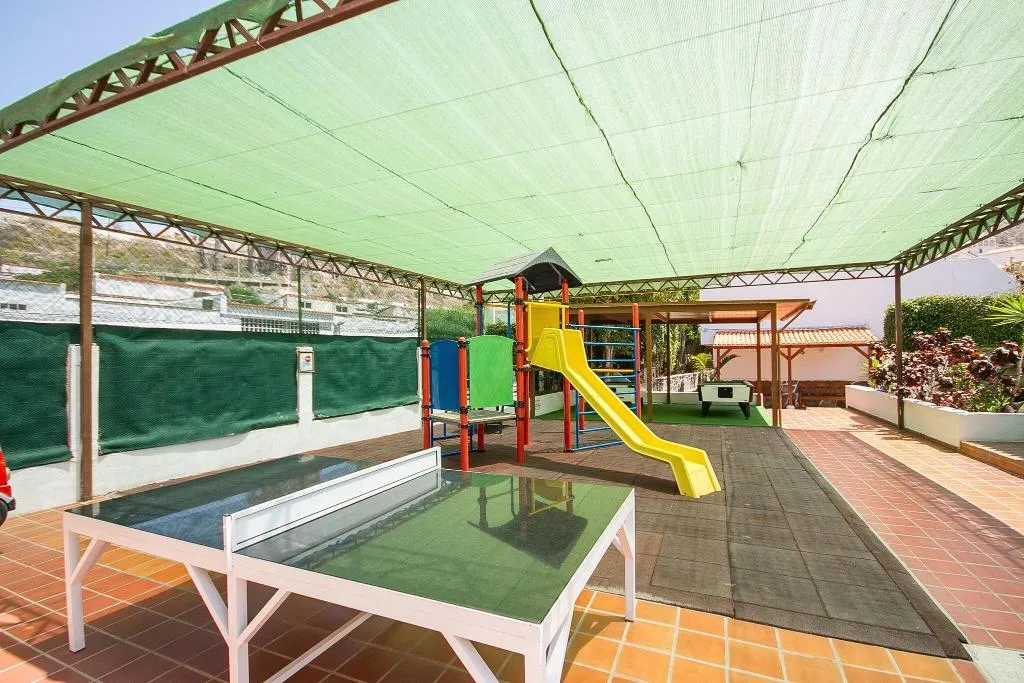 Sports and Entertainment, Los Claveles, Tenerife