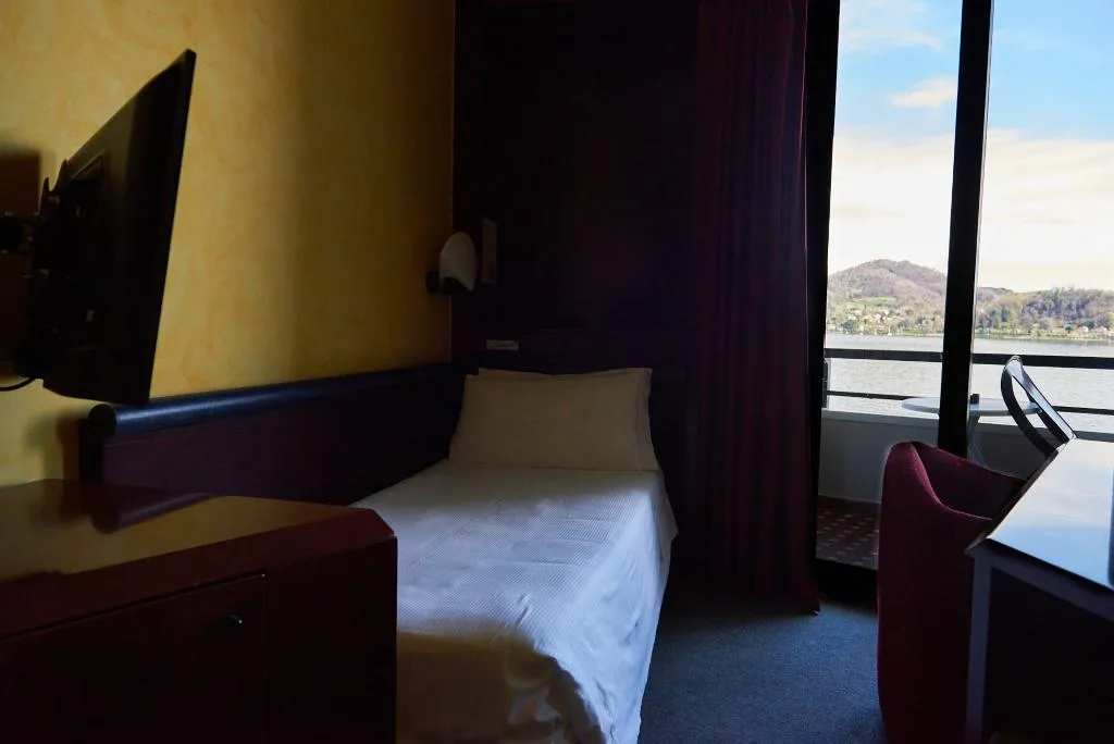 SINGLE LAKE VIEW Room, Concorde, Milan
