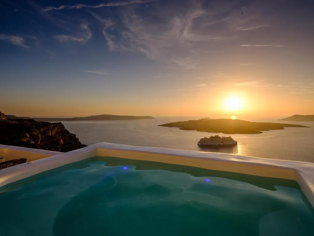 APARTMENT DELUXE WITH JACUZZI Room, Kamares Apartments, Santorini