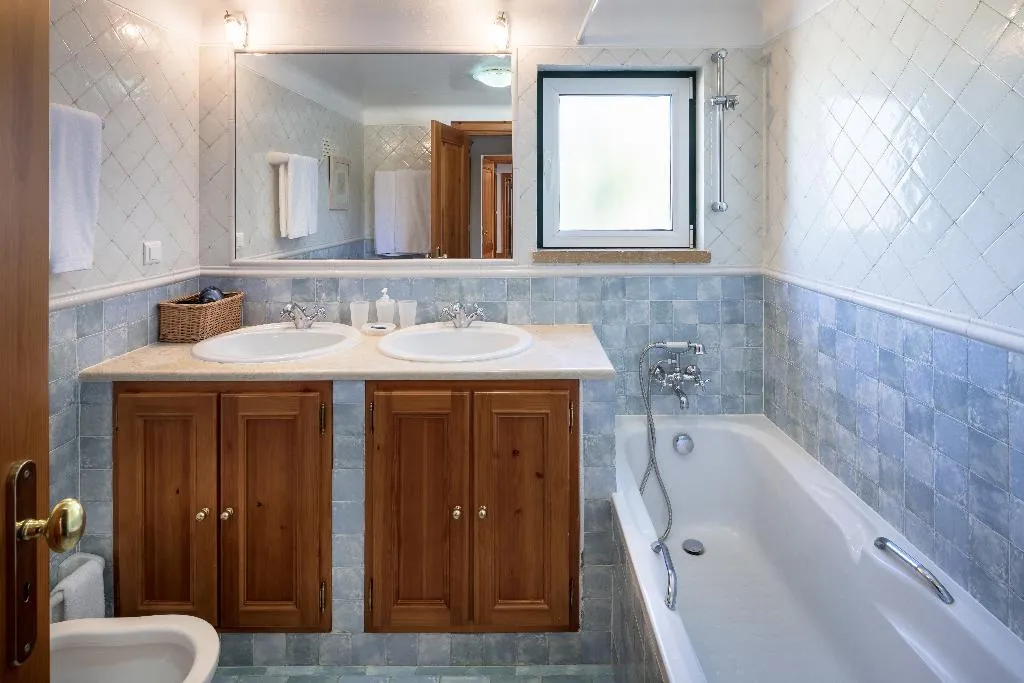 VILLA THREE BEDROOMS Room, Shantivillas, Algarve