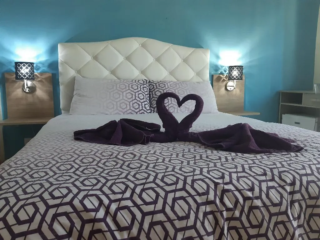 TRIPLE WITH SHARED BATHROOM Room, Tarona Guesthouse, Malta