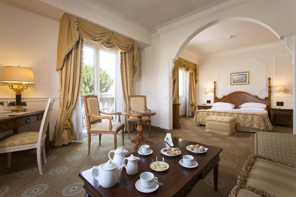 JUNIOR SUITE STANDARD Room, Grand Hotel Vanvitelli, Naples