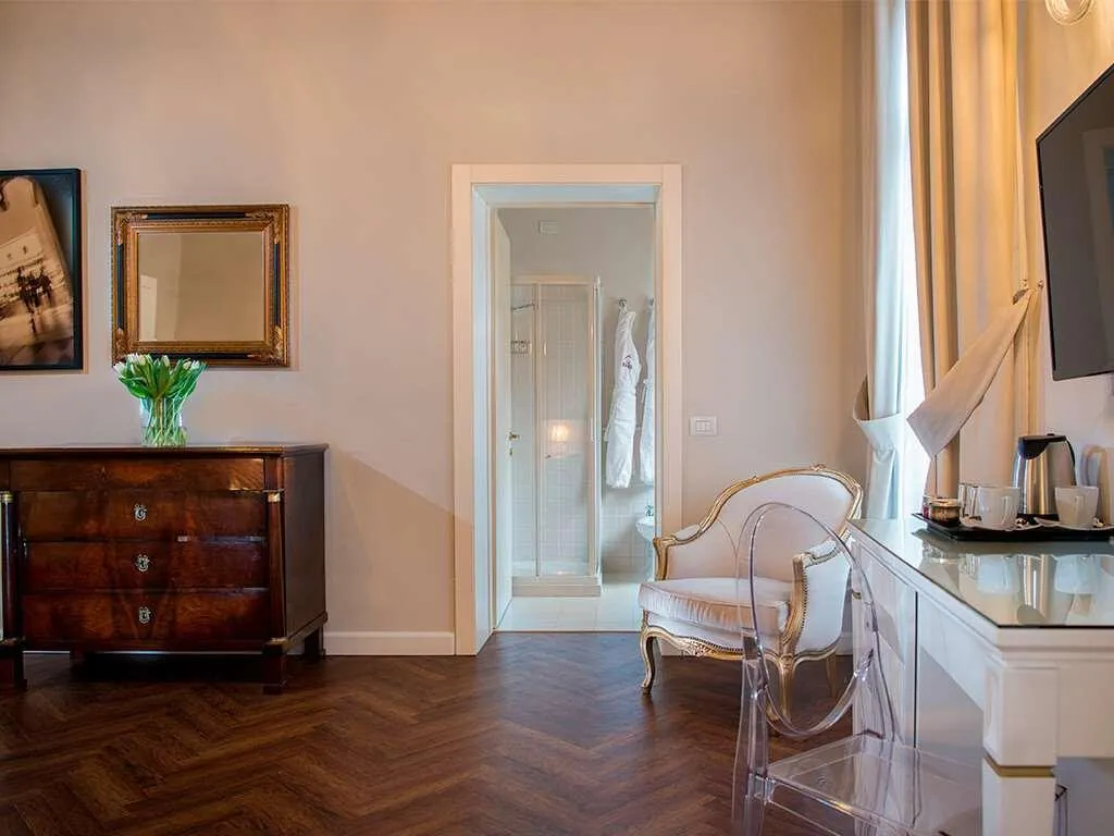 Room, Sonder Salute Palace, Venice