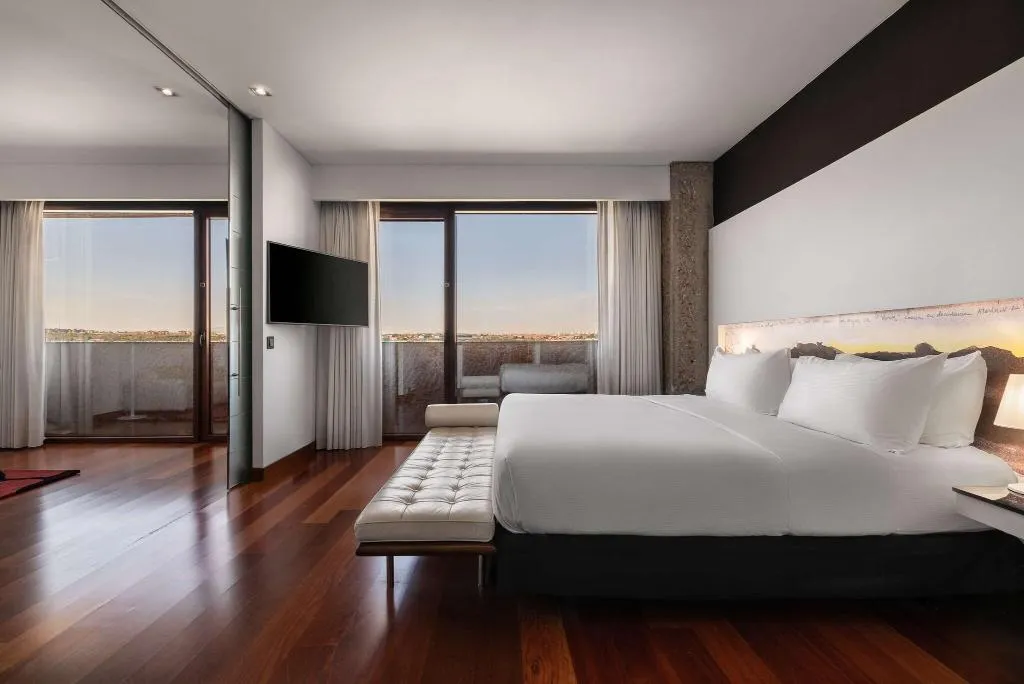 FAMILY ROOM KING SIZE BED Room, Hilton Madrid Airport, Madrid