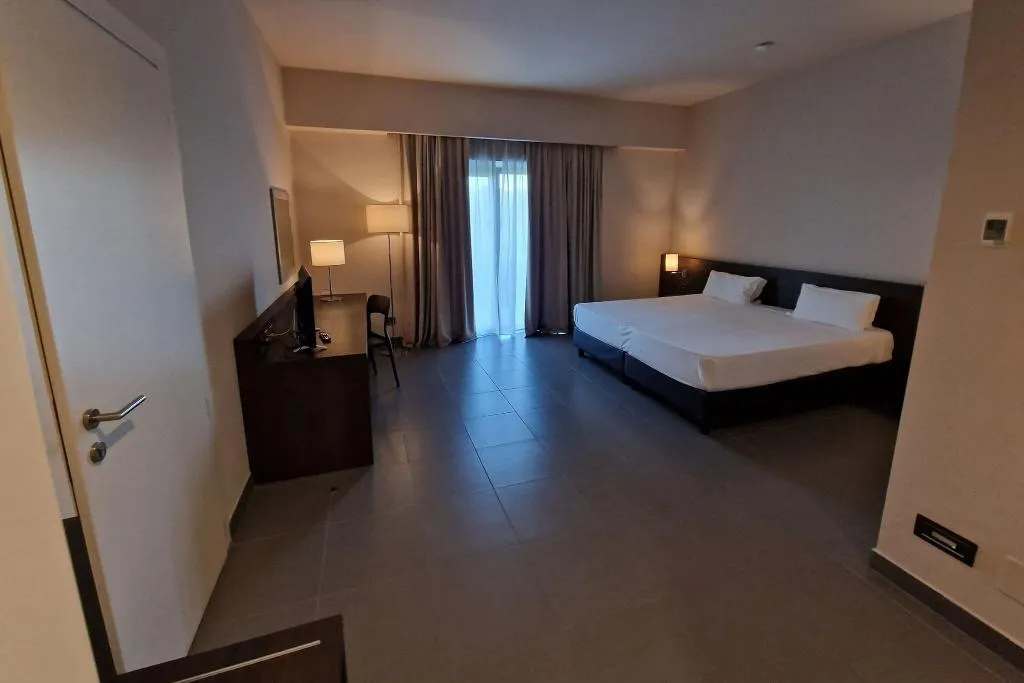 DOUBLE KING SIZE BED Room, Inn Naples Airport, Naples