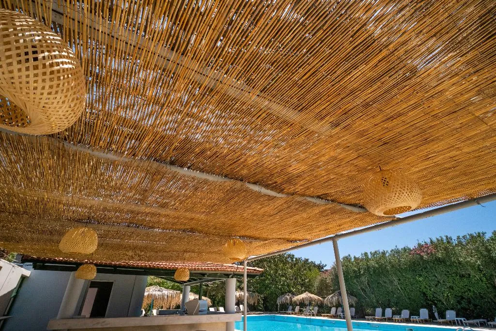 Bar, Gorgona, Crete