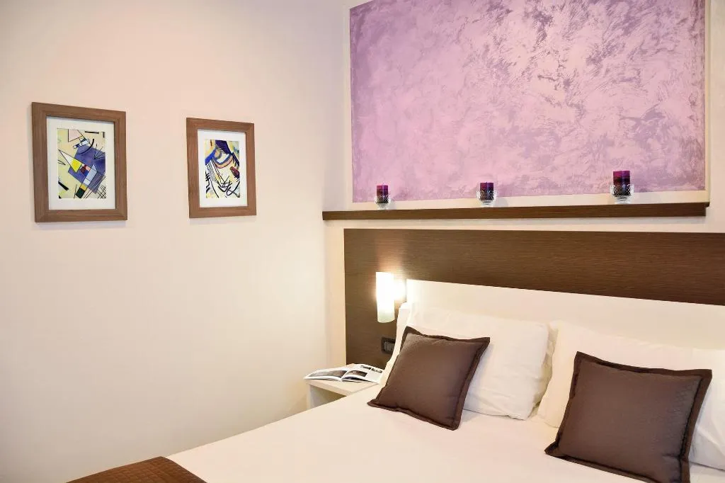 Room, Luxor Florence, Florence