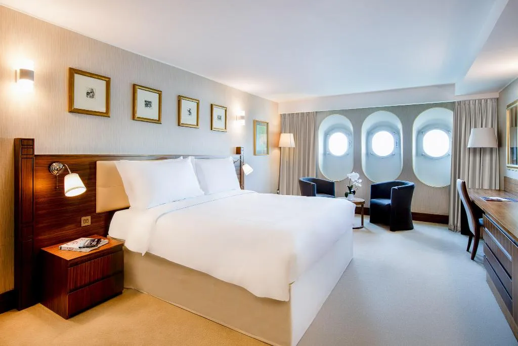 DOUBLE DELUXE Room, Queen Elizabeth 2, Dubai