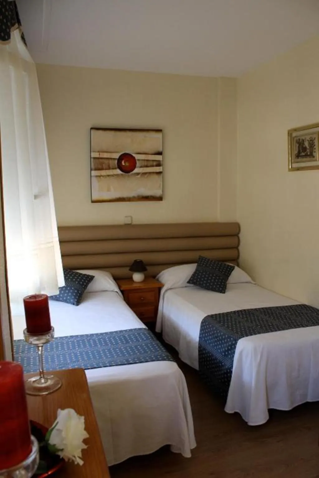SINGLE WITH SHARED BATHROOM Room, Cuatro Caños, Madrid