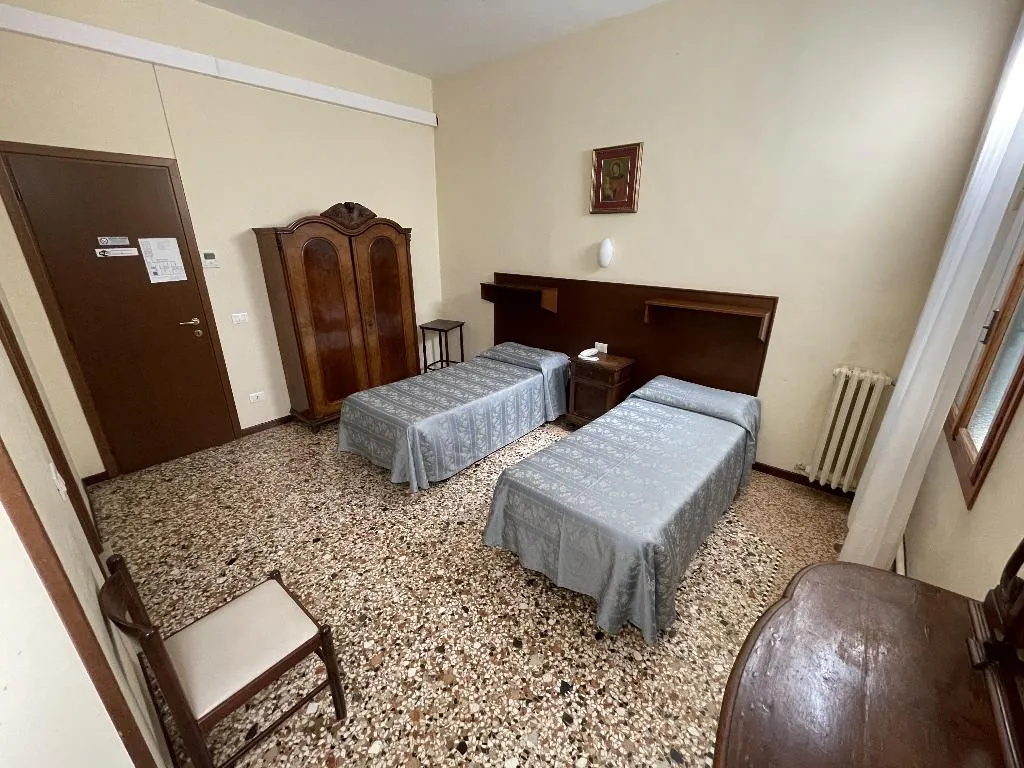 TWIN CANAL VIEW Room, Casa Caburlotto, Venice
