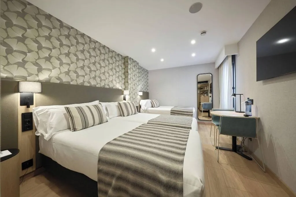 TRIPLE PREMIUM Room, Catalonia Park Güell, Barcelona