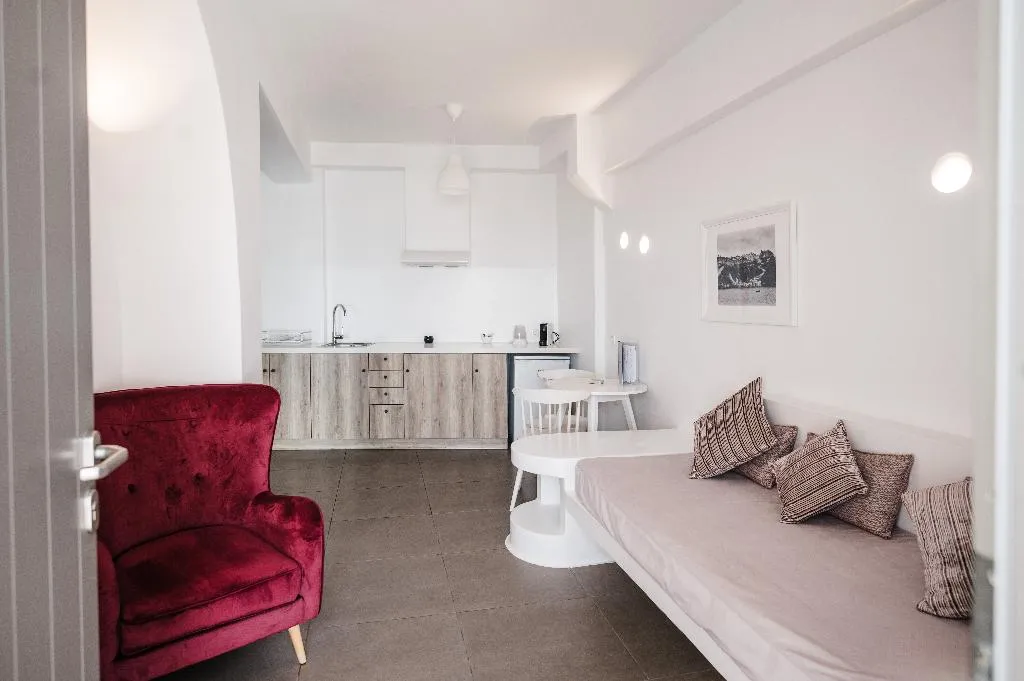 SUITE WITH PRIVATE POOL Room, Amphitrite Suites Santorini, Santorini