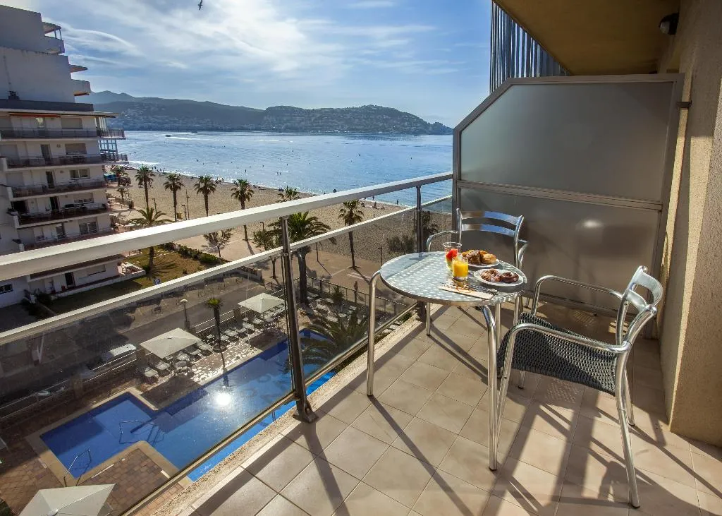 DOUBLE POOL VIEW Room, Hotel Monterrey Roses by Pierre & Vacances, Costa Brava