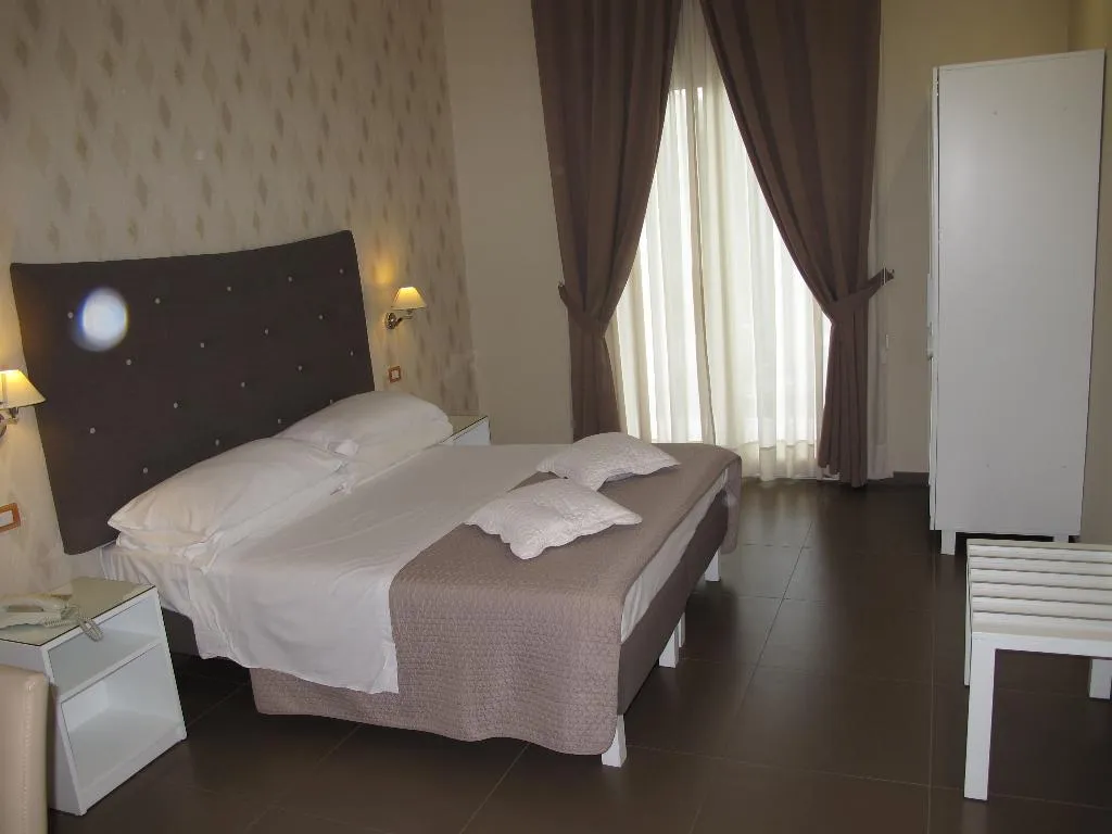 Double or Twin POOL VIEW Room, Club Sorrento, Naples