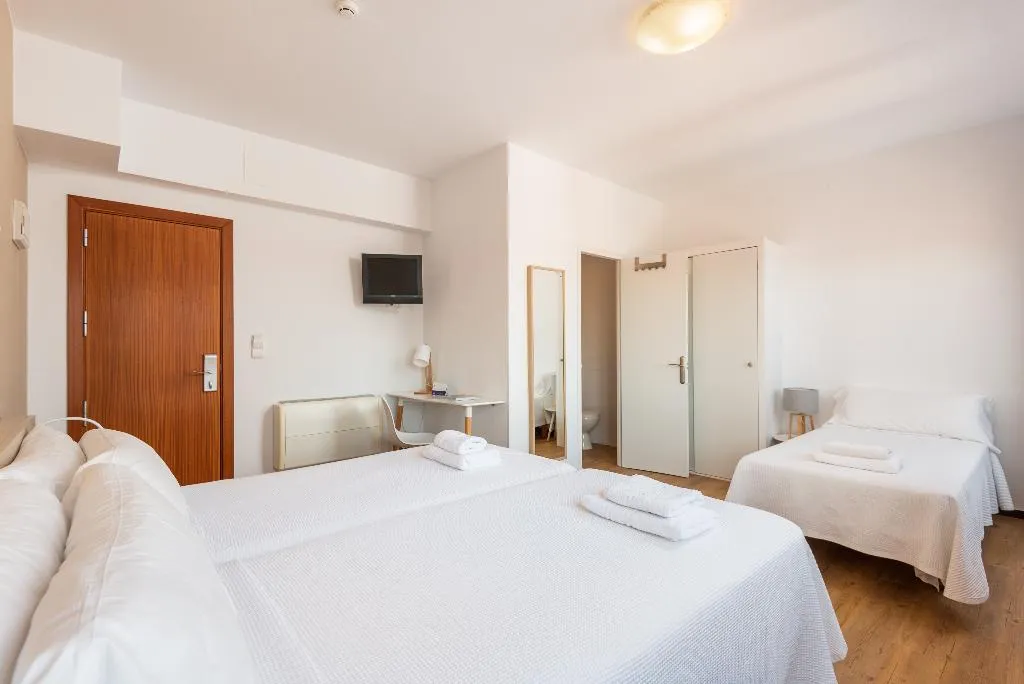 Double or Twin STANDARD Room, Hostal JUME - URBAN ROOMS, Menorca