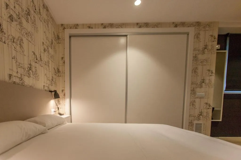 Room, Host & Home, Valencia