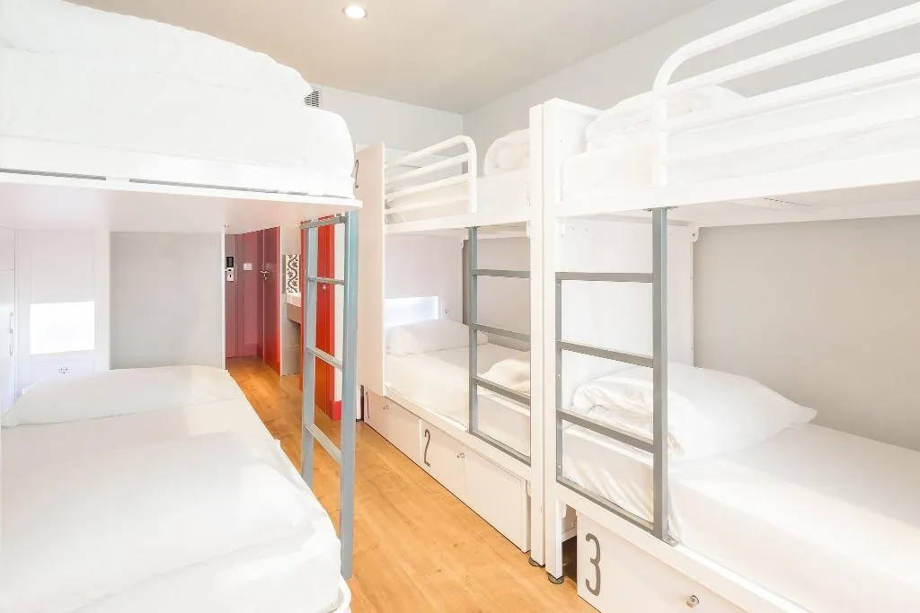 Room CAPACITY 6 Room, Generator Barcelona, Barcelona