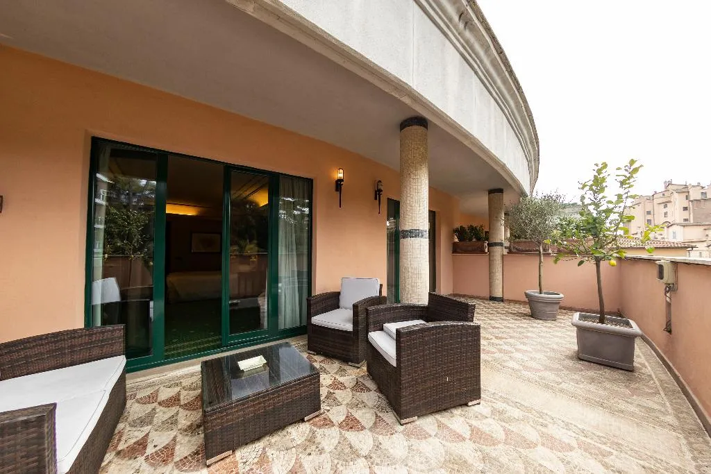 SUITE CAPACITY 3 Room, River Chateau, Rome