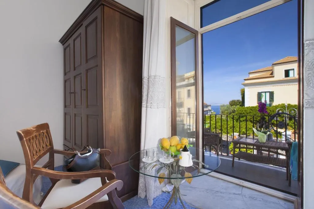 Room, Piazza Tasso B B, Naples
