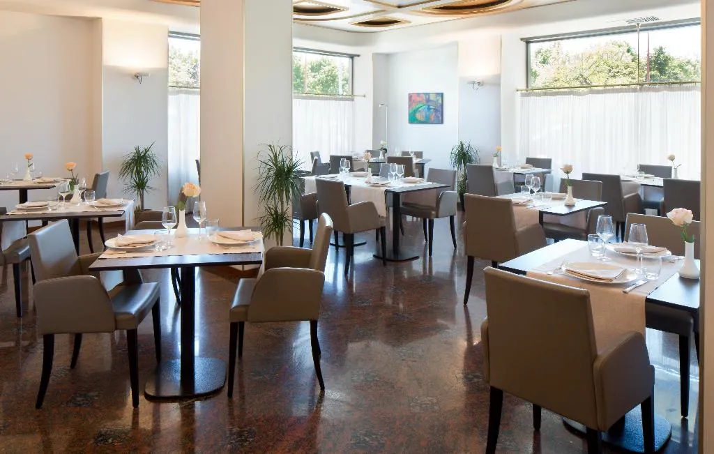 Restaurant, Starhotels Cristallo Palace, Milan