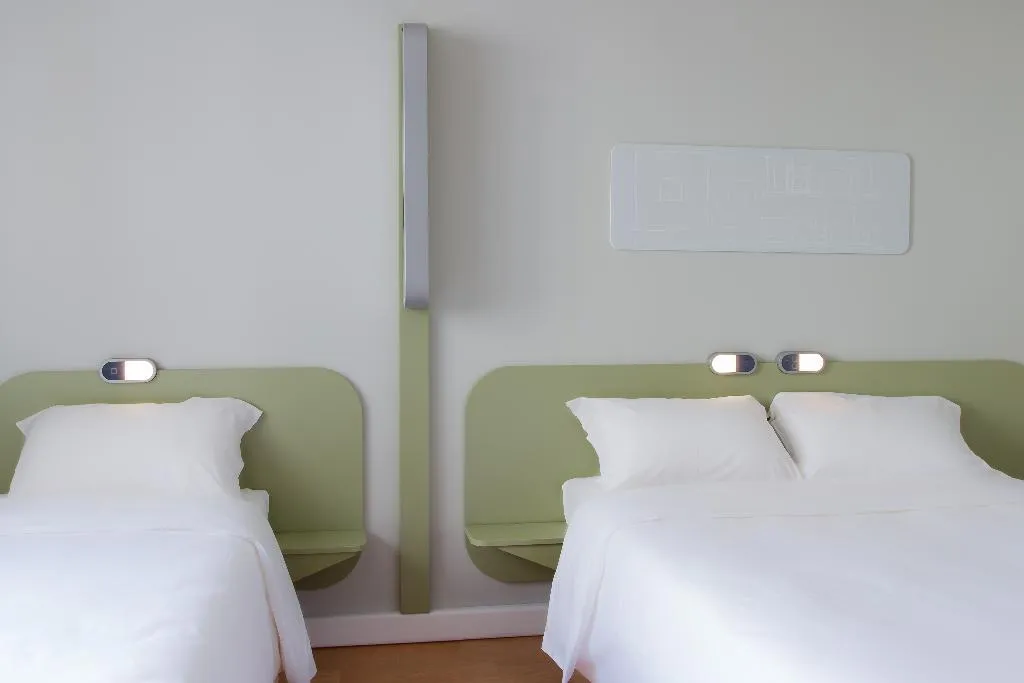 TRIPLE WITH DOUBLE BED Room, Ibis Budget Braga Centro, Porto