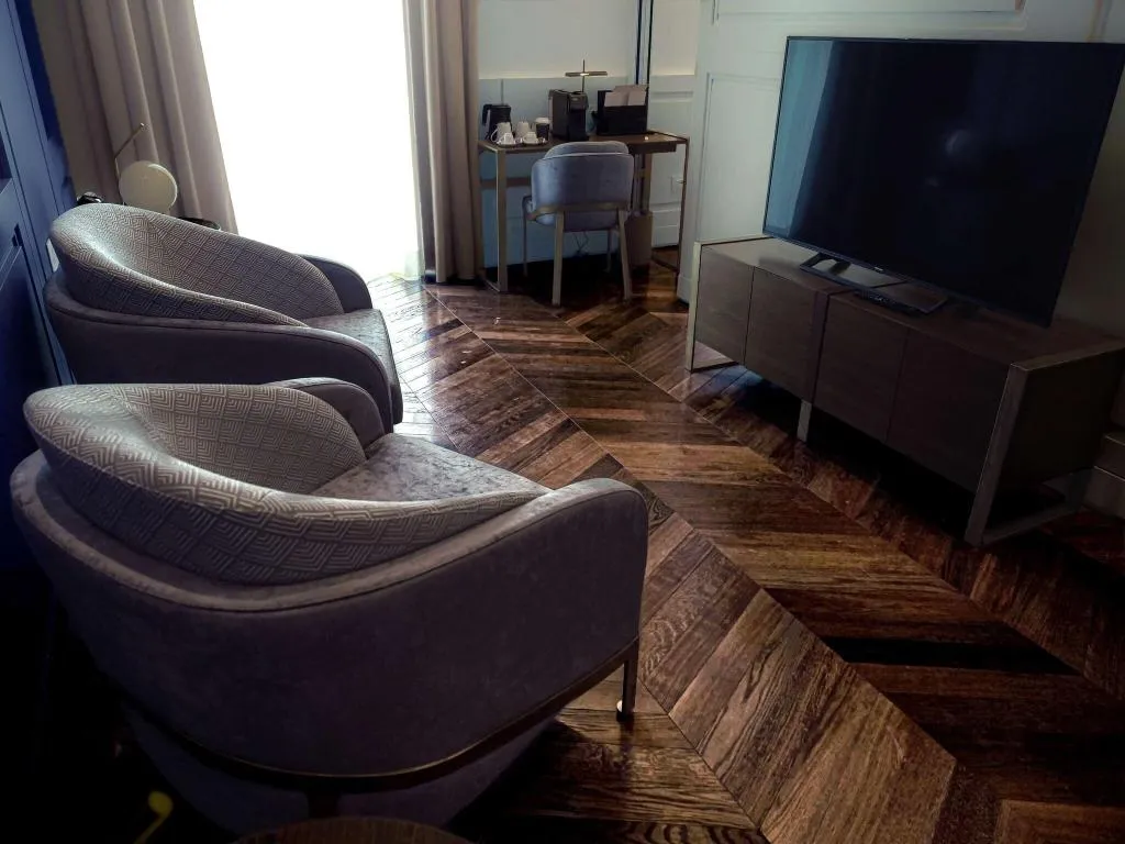 SUITE KING SIZE BED Room, de Bonart Naples-Curio Collection by Hilton, Naples