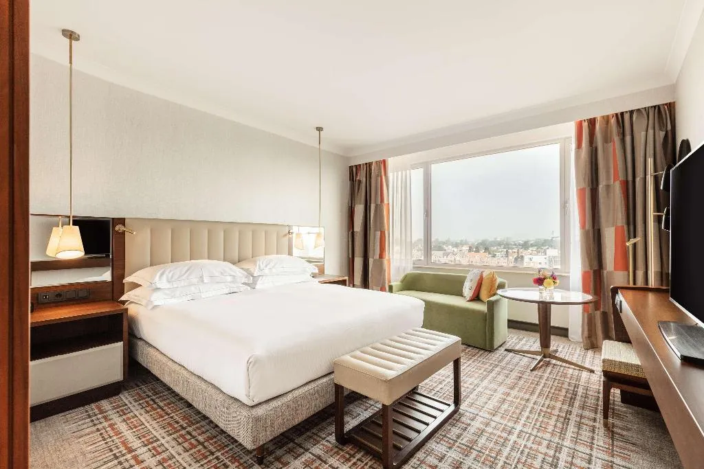 DOUBLE DELUXE KING BED Room, Hilton Amsterdam, Amsterdam