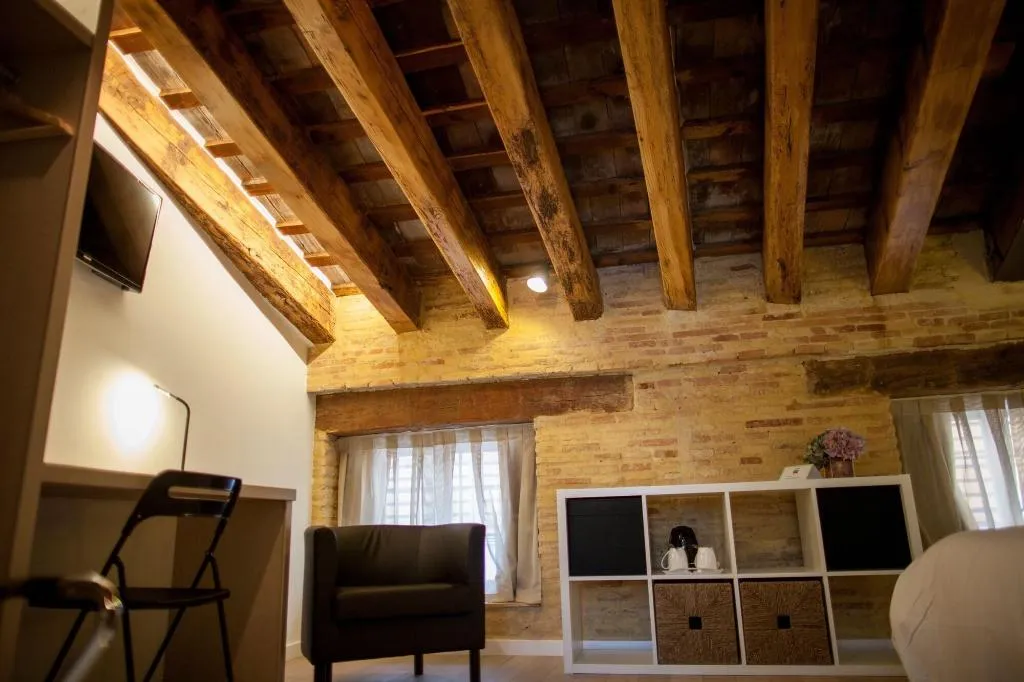 Room, Host & Home, Valencia
