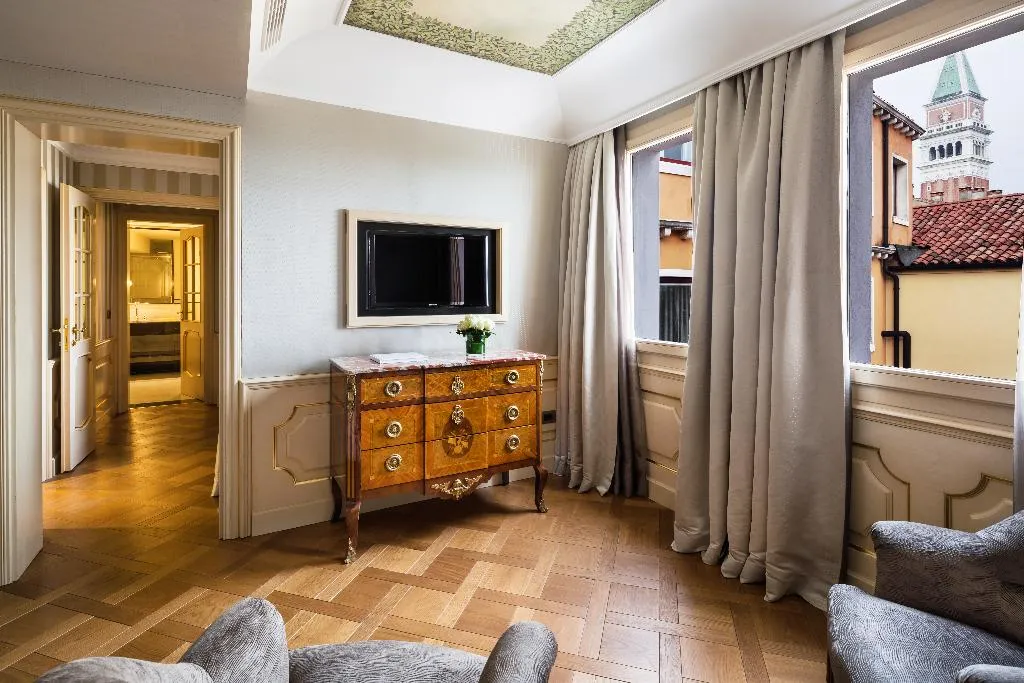 JUNIOR SUITE LAGOON VIEW Room, Baglioni Hotel Luna, Venice