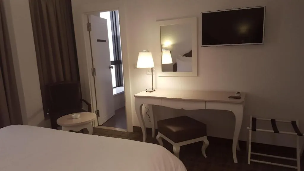 Room, Lac Leman, Tunisia
