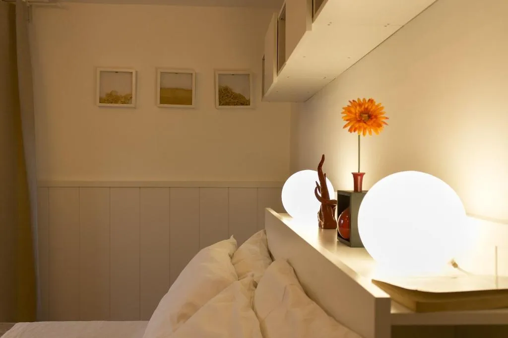 Room, Sui Tetti Di Napoli, Naples