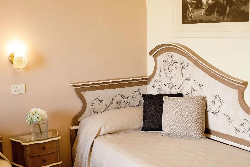 Room, Zi' Teresa, Naples