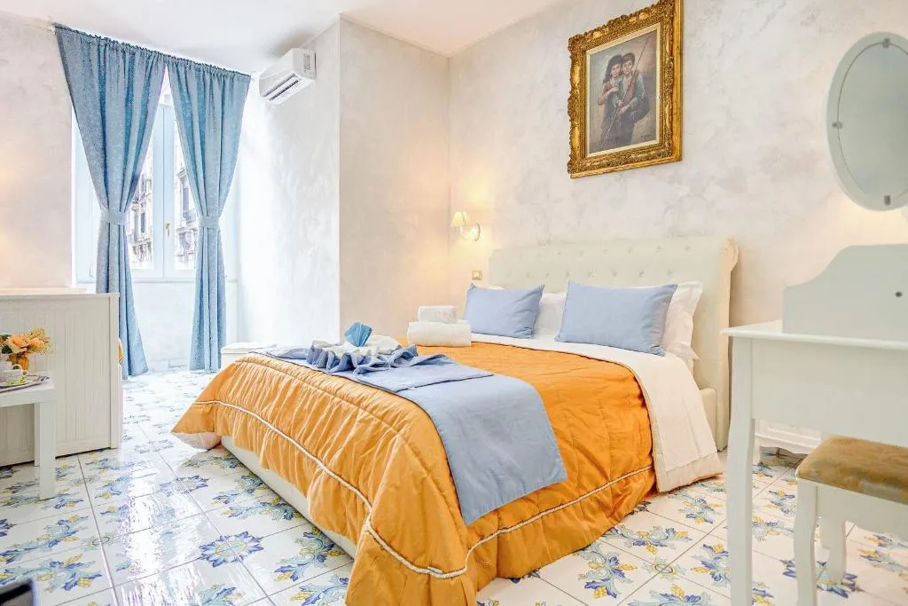 Room, Alma Adry, Naples