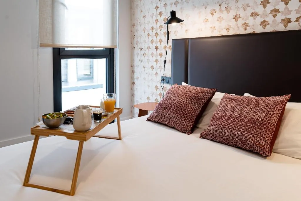 Room, Welldone Quality-Crystal Pool, Seville