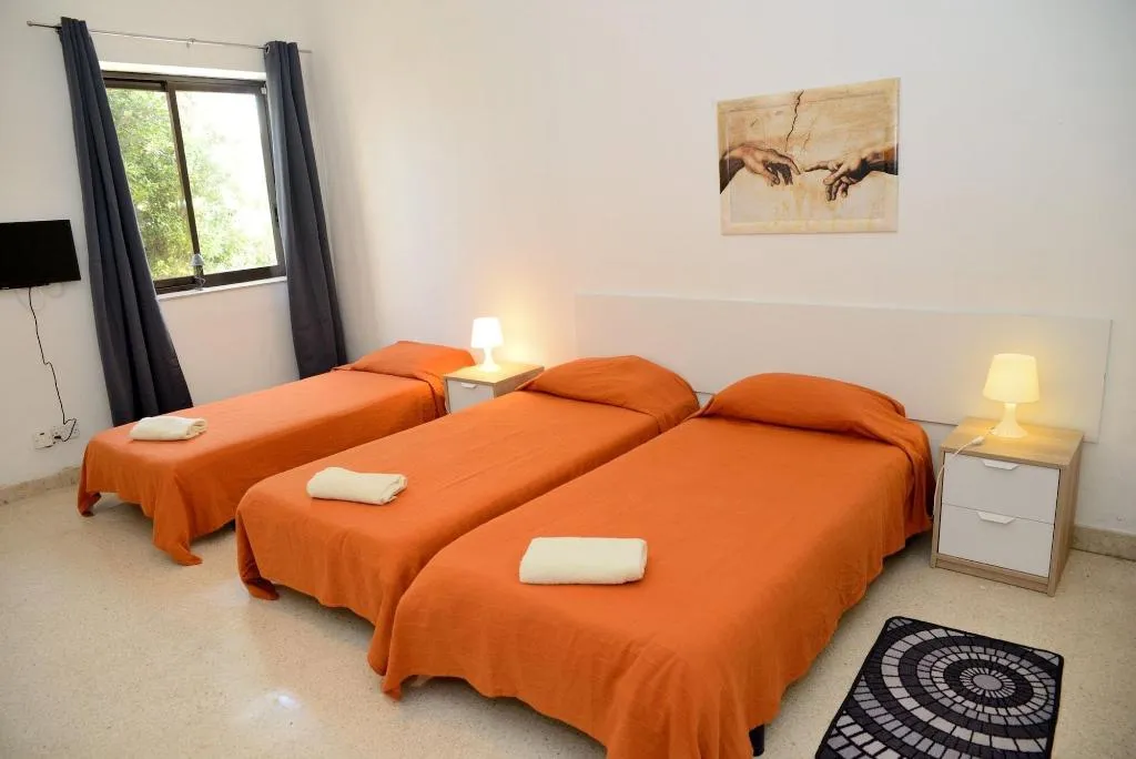 Room, White Star, Malta