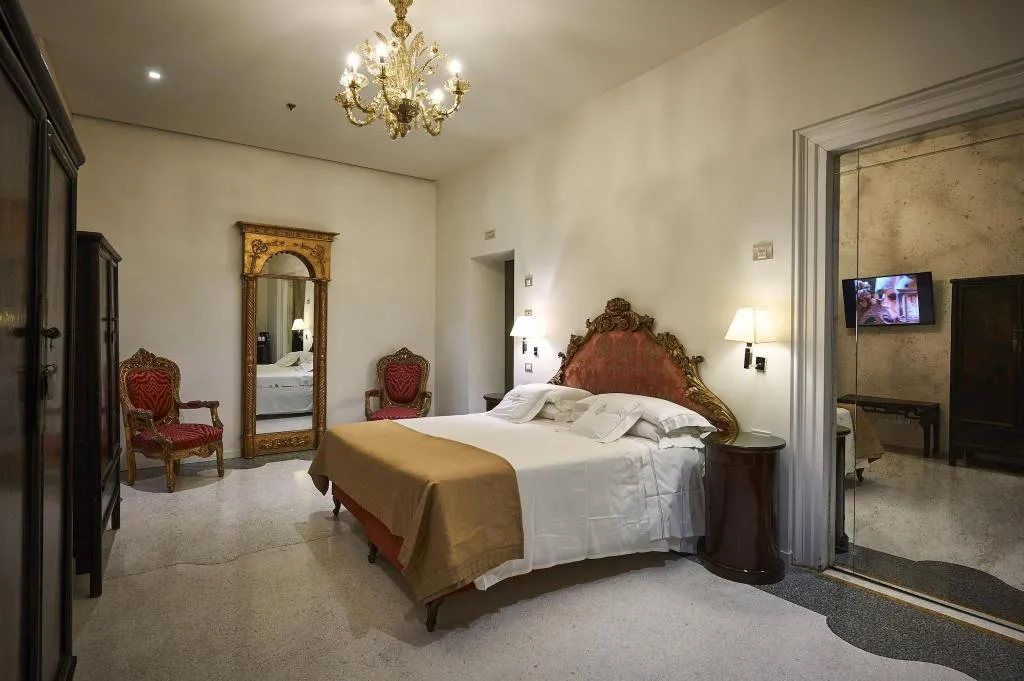 JUNIOR SUITE CANAL VIEW Room, Ca' Nigra Lagoon Resort, Venice