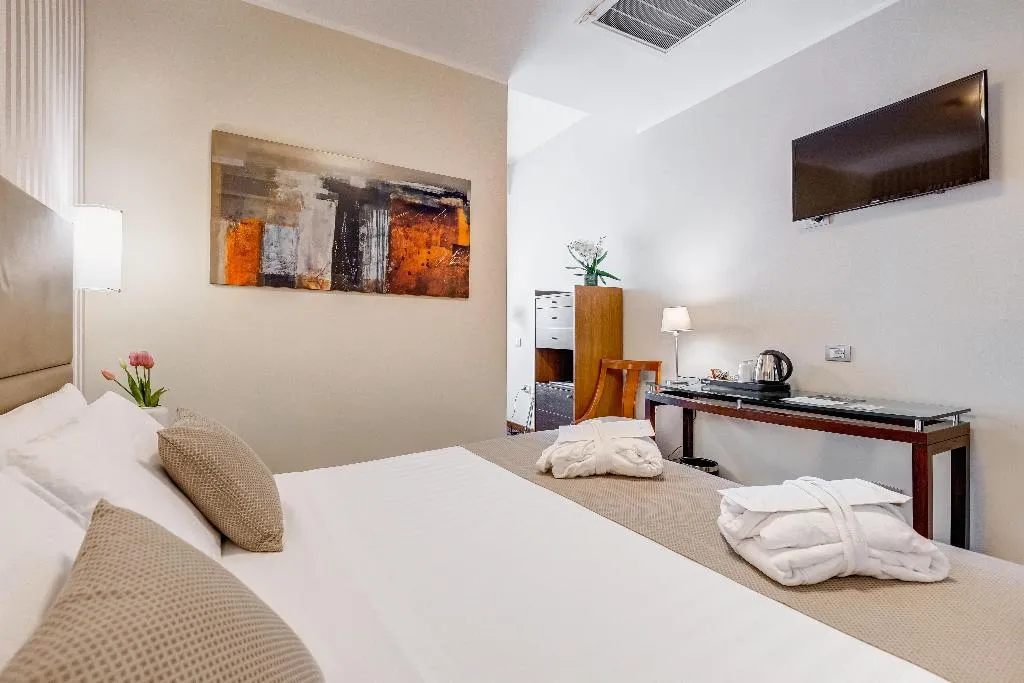 TRIPLE QUEEN SIZE BED Room, Best Western Hotel Piccadilly, Naples