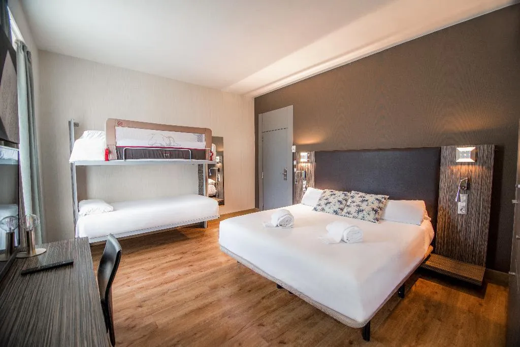 QUADRUPLE STANDARD Room, Petit Palace Santa Cruz, Seville